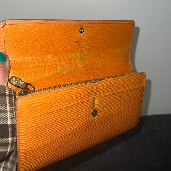Louis Vuitton Epi Sarah Wallet Unisex Epi Leather Long Wallet in Pimont 🧡 - Picture 10 of 11